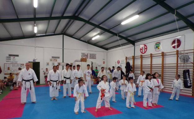 La Escuela de Karate organiza un curso de Defensa Personal en pareja