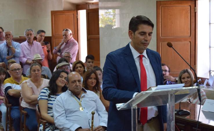 Los concejales y el nuevo alcalde de Talayuela, Ismael Bravo, toman posesión de sus actas