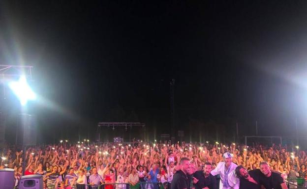 Paco Candela, más flamenco y rociero que nunca, llena la Ciudad Deportiva de Talayuela