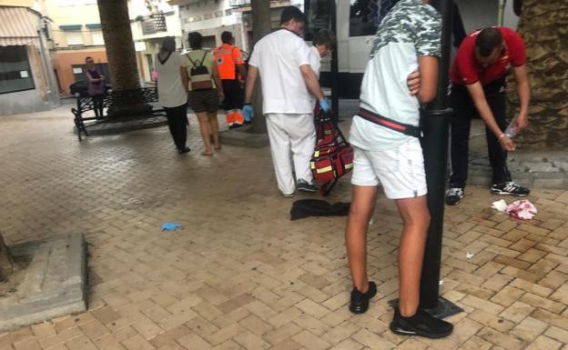 Susto en la plaza del Pósito de Navalmoral ante la presencia de un individuo que sangraba de forma abundante