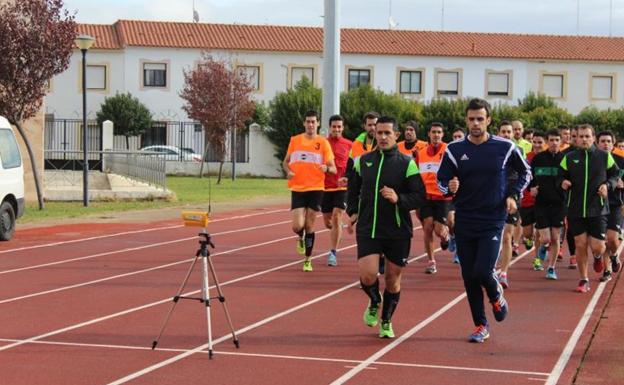 Los árbitros comienzan las pruebas físico-técnicas en Talayuela en medio de una polémica que amenaza el inicio de Tercera División