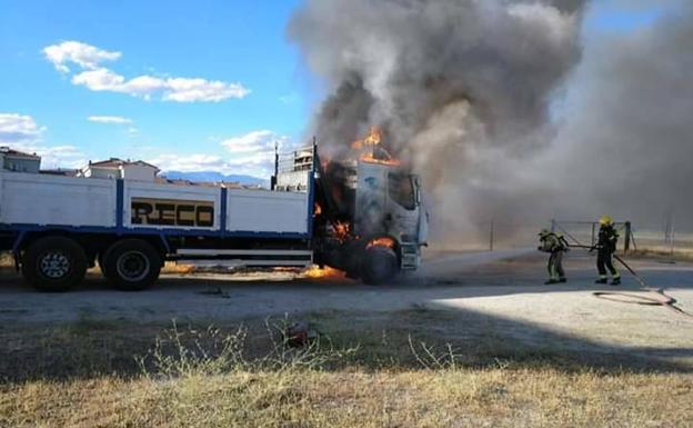 Un camión arde en la zona del recinto ferial