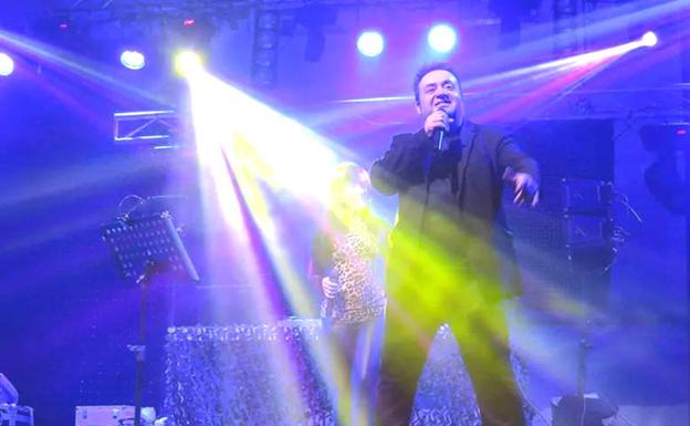 'Charly y Micro' ponen música a la última verbena de las Fiestas de Agosto