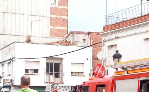 Una fuerte ráfaga de viento levanta varias chapas en la Plaza Alcalde Nicomedes García Ortega
