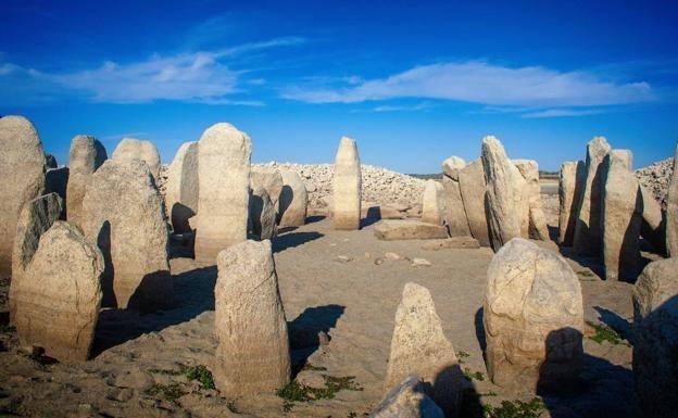 Técnicos del Ministerio de Cultura estudian el dolmen de Guadalperal