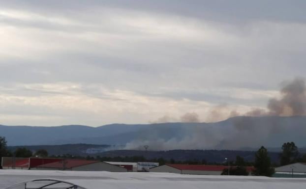 Los incendios de Villanueva y Aldeanueva de la Vera se mantienen activos