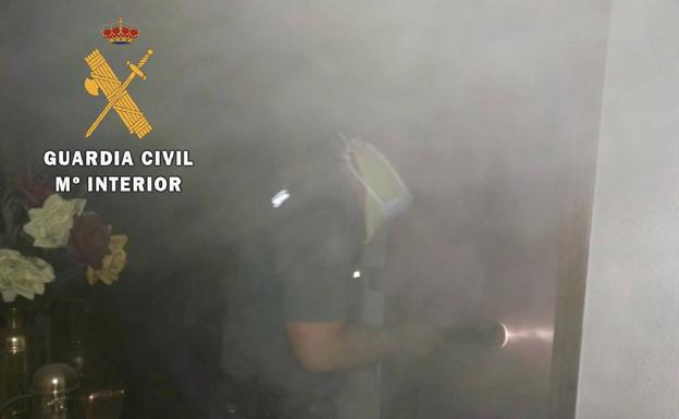 La Guardia Civil rescata a dos mujeres de avanzada edad, del interior de una vivienda en llamas, en Jaraíz de la Vera