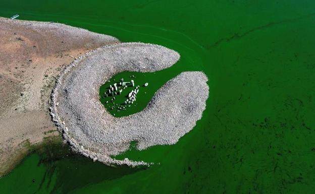 El dolmen de Guadalperal: entre el agua y la tierra