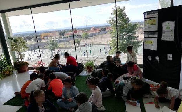 Alumnos del 'Juan Güell' trabajan la educación emocional a través del «Rincón de las Emoji Emociones»