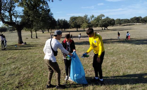Alumnos del San Martín recogen basura en la Dehesa