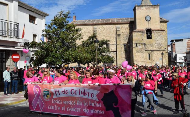 Cerca de 400 participantes en la IV Marcha Rosa de Talayuela