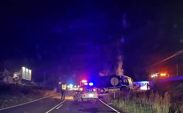 Un camión arde en la zona de Cotabaco