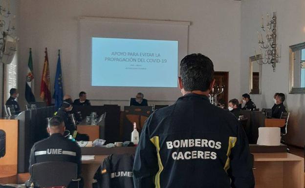 Los bomberos de la Diputación de Cáceres preparados para comenzar la desinfección en el interior de residencias y pisos tutelados