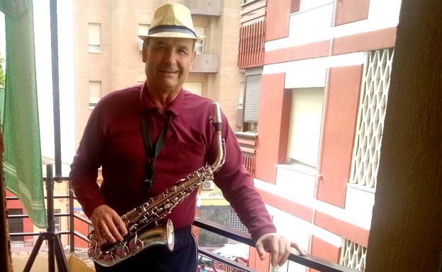 Los conciertos de Ricardo Cano, el músico de la terraza