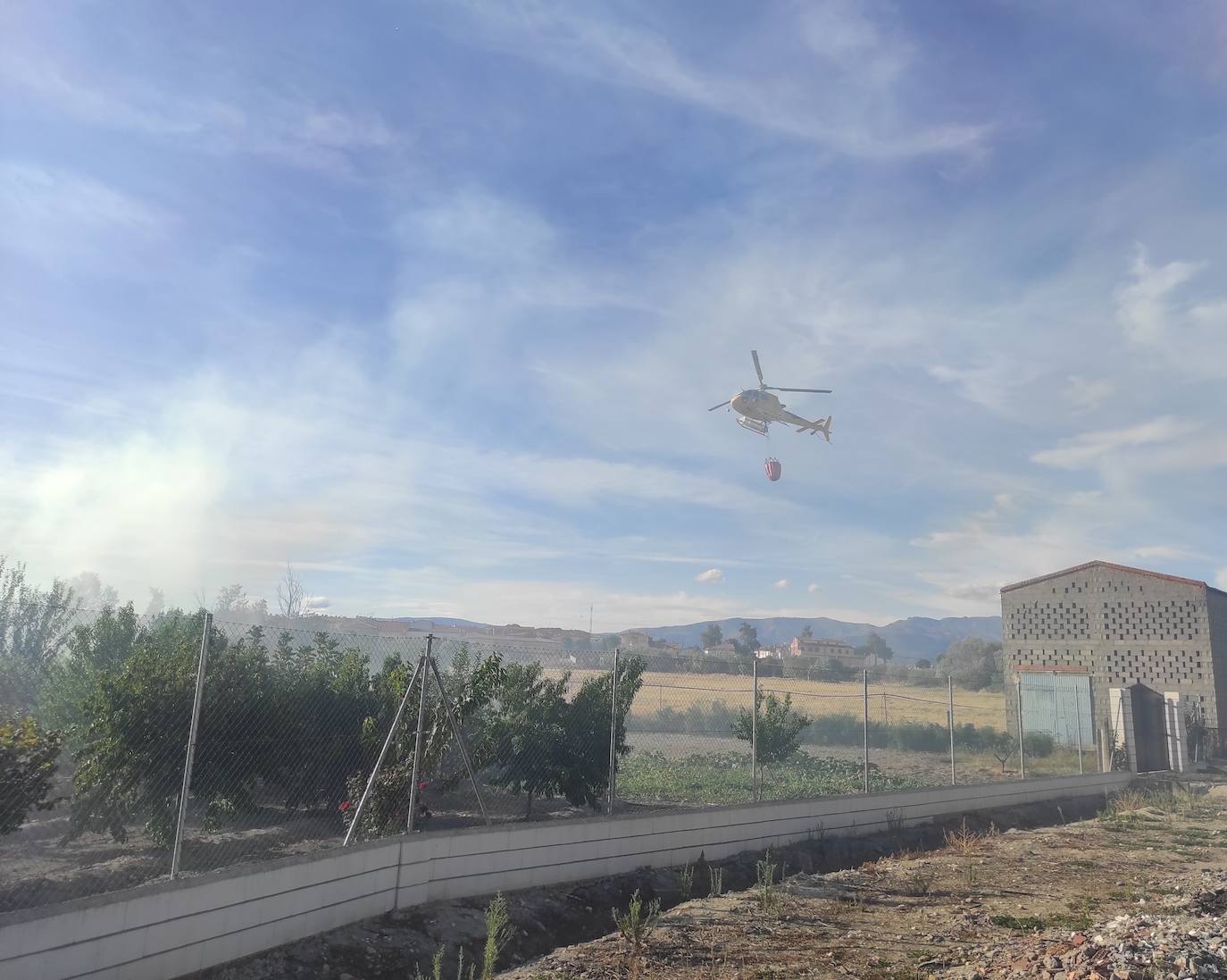 Los Bomberos sofocan un incendio en una parcela en Talayuela
