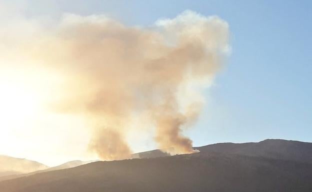 La extinción del fuego que afecta al Jerte y La Vera se centra en dos focos activos en la Garganta de los Infiernos