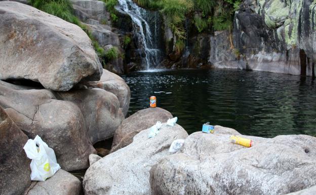 Denuncian la proliferación de basuras en la sierra y en las zonas de baño de la Vera