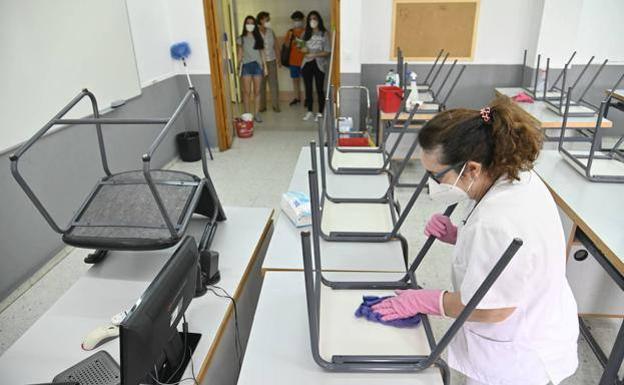 Mamparas en los pupitres: Talayuela se prepara para una «vuelta al cole segura»