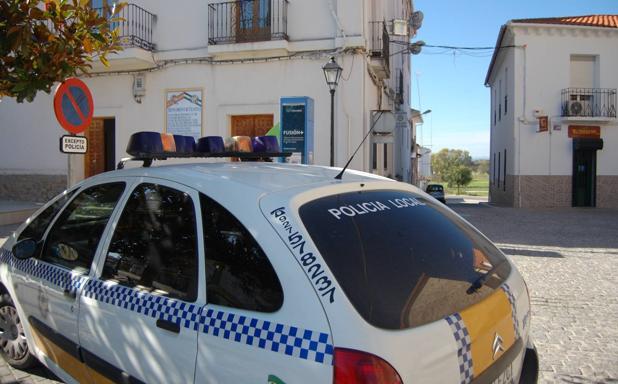 Detenido un menor que paseaba a medianoche sin mascarilla y que agredió a un policía local en Talayuela
