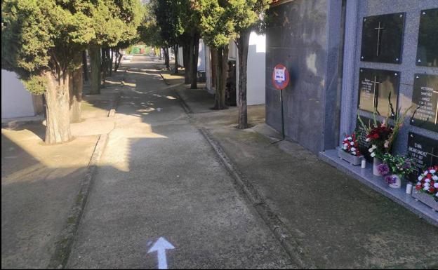 El temor al virus se deja notar y reduce las visitas por Todos los Santos al cementerio