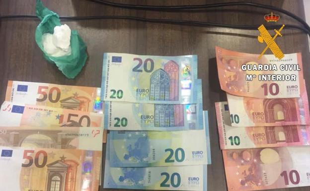 Agentes de la Guardia Civil de Talayuela detienen a un hombre cuando transportaba más de 180 dosis de cocaína