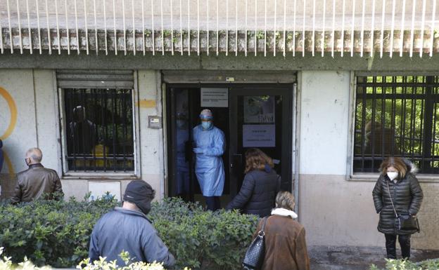Usuarios del centro residencial de Peraleda de la Mata, los primeros en ponerse las vacunas en el Área de Salud