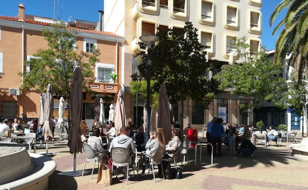 La Junta ordena el cierre del comercio no esencial y la hostelería en 16 poblaciones, entre ellas Navalmoral