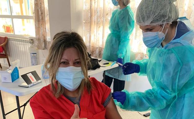 Empiezan a vacunar al personal del hospital Campo Arañuelo, mientras se completa el proceso en las residencias