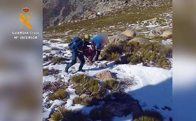 Especialistas de la Guardia Civil rescatan a una senderista en la sierra del Guijo de Santa Bárbara
