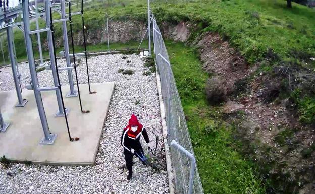 La Guardia Civil detiene a los presuntos autores del robo de cable de cobre de una planta fotovoltaica en Casatejada