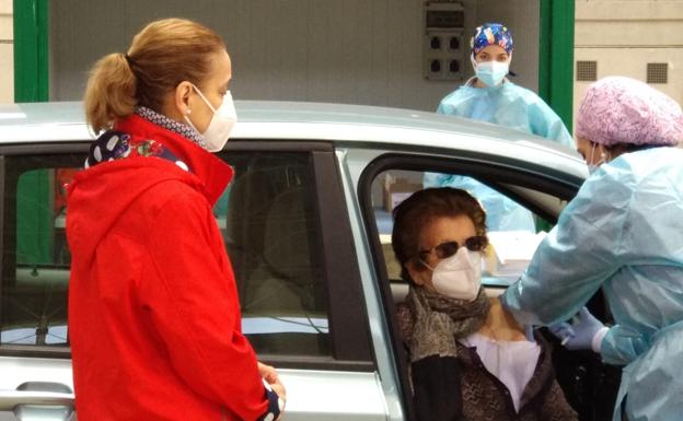 El multiusos de Navalmoral se estrena como centro de vacunación del Área de Salud