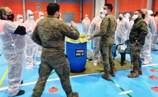 Voluntarios de Protección Civil reciben un cursillo de desinfección contra la covid-19