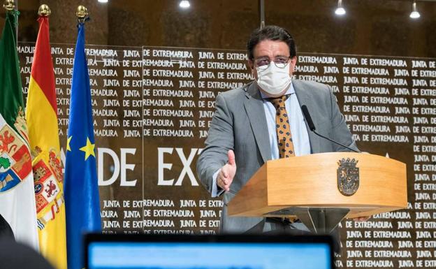 El consejero de Sanidad anima a la ciudadanía a participar en los cribados para la detección de la covid-19