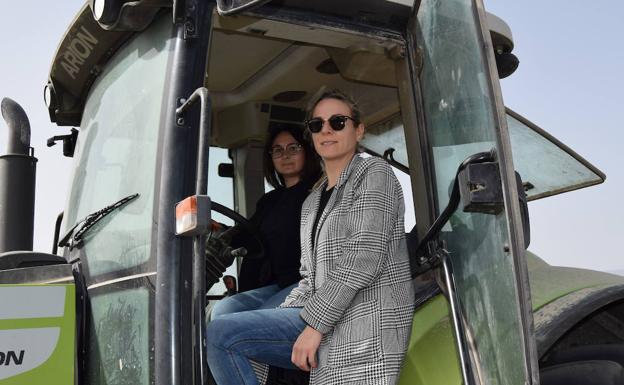 «Para nosotras es un gran orgullo ser la tercera generación de agricultoras de la familia», dicen Laura y María Castañar