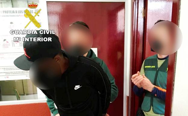 La Guardia Civil detiene a 3 personas por estafa, usurpación de estado civil y pertenencia a grupo criminal tras una denuncia en Navalmoral