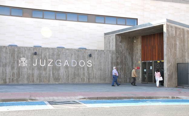 Ocho meses de cárcel y 1.000 euros por matar al perro de sus vecinos