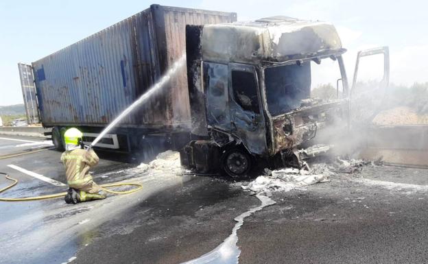 Un hombre muere tras incendiarse el camión en el que viajaba en la A-5, cerca de Jaraicejo