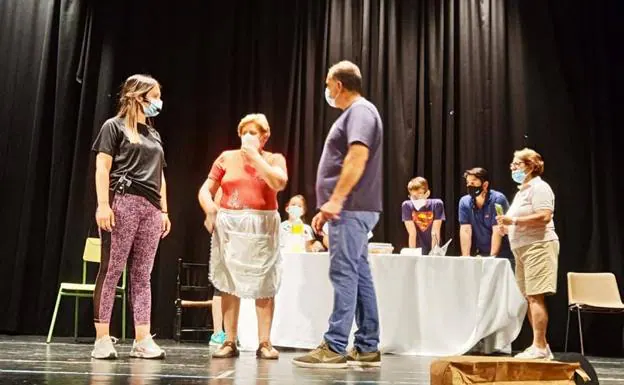 Parte del elenco de actores durante un ensayo /grupo de teatro la hondonera