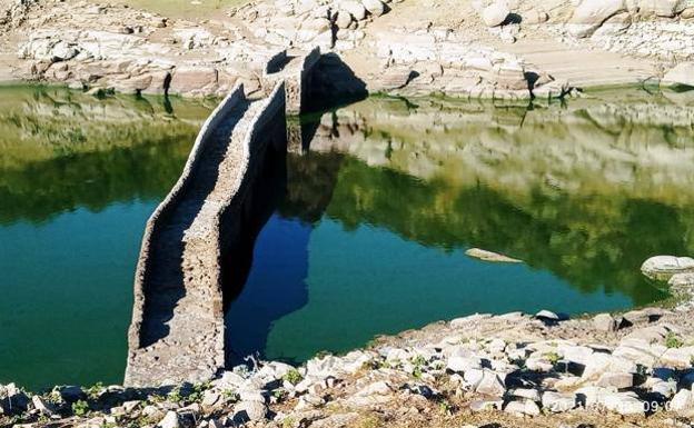La bajada de Valdecañas hace aflorar más tesoros arqueológicos sumergidos