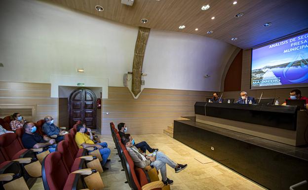 La Diputación informa a los alcaldes y alcaldesas del estudio sobre los embalses de abastecimiento de agua potable