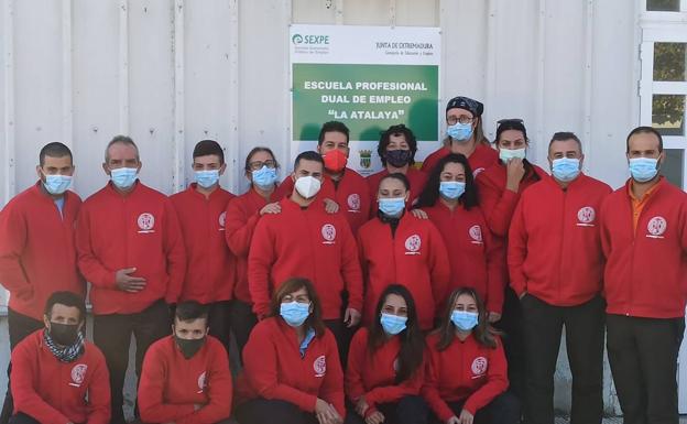 Los quince alumnos de la Escuela de Formación Dual arreglan el Parque Natural