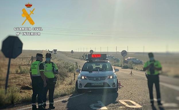 Da positivo en cocaína tras ser sorprendido circulando a 218 km/h por la EX−A1