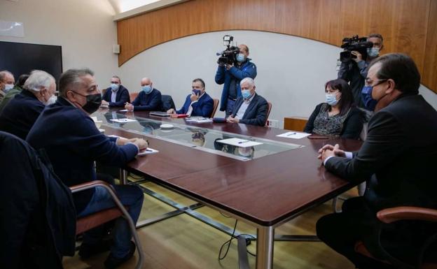 Fernández Vara recibe a representantes del sector del tabaco de Extremadura