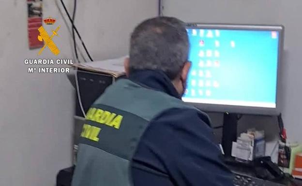 La Guardia Civil detiene a dos personas por revelar los secretos de empresa de un taller mecánico situado en el norte de Cáceres