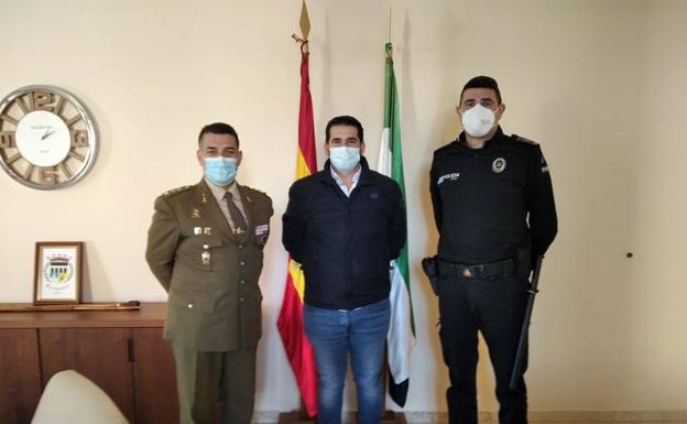 El alcalde de Talayuela recibe al subdelegado de Defensa