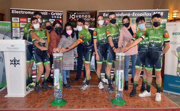 David Vizcaíno es presentado junto al equipo de ciclismo MTB 'Extremadura-Ecopilas GR100'