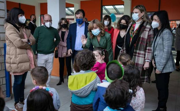 Fernández Vara afirma que la puesta en marcha de aulas de 1-2 años en la región favorece la igualdad de oportunidades en la educación