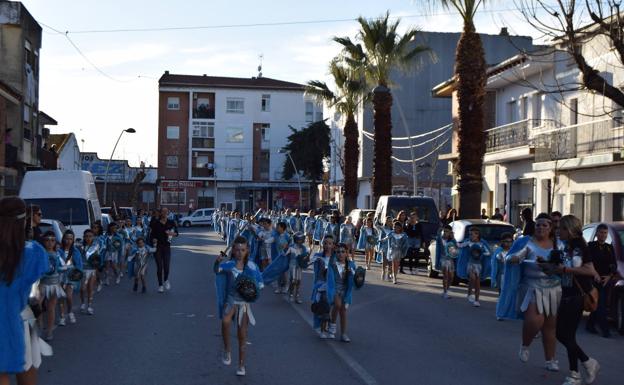 Día grande de Carnaval en Talayuela con el desfile de comparsas y con la mirada puesta en el cielo por la previsión de lluvia