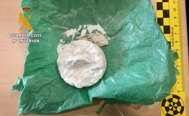 Detenido un vecino de Navalmoral en la autovía A-5 con 35 gramos de cocaína bajo el embrague del coche