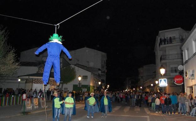 Quema de Judas y el Toro de Fuego a media noche en Talayuela
